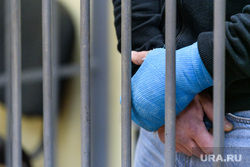Избрание меры пресечения Александру «Фартовому» Дискову в Ленинском суде. Екатеринбург, уголовное дело, арест, мера пресечения, руки за решеткой