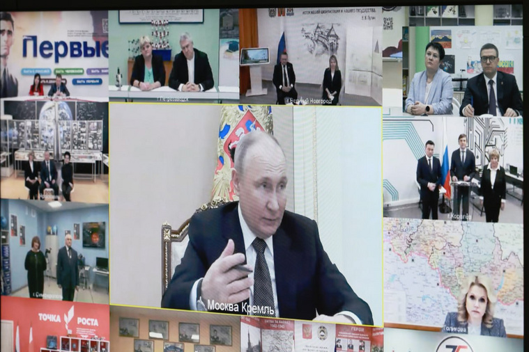 Алексей Текслер и директор школы присоединились к совещанию в формате видеоконферецсвязи