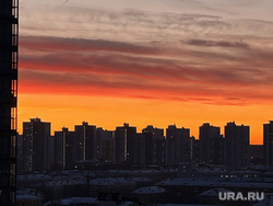 Зимние виды города. Пермь, многоэтажки, мороз, жилой микрорайон, рассвет в городе, красное небо