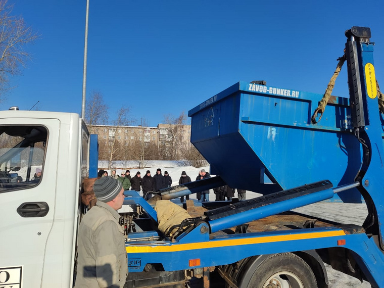 Участникам экоурока рассказали об особенностях строения спецтехники и показали принципы ее работы