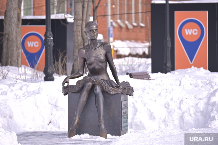 Балерина у Театра оперы и балета. Пермь