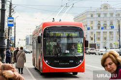 Новый красный троллейбус Синара. Челябинск, троллейбус, общественный транспорт, площадь революции, остановка общественного транспорта, пассажиры, городской транспорт, красный троллейбус, новый троллейбус синара