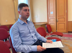 Дмитрий жуковский является исполнительным секретарем местного отделения ЕР