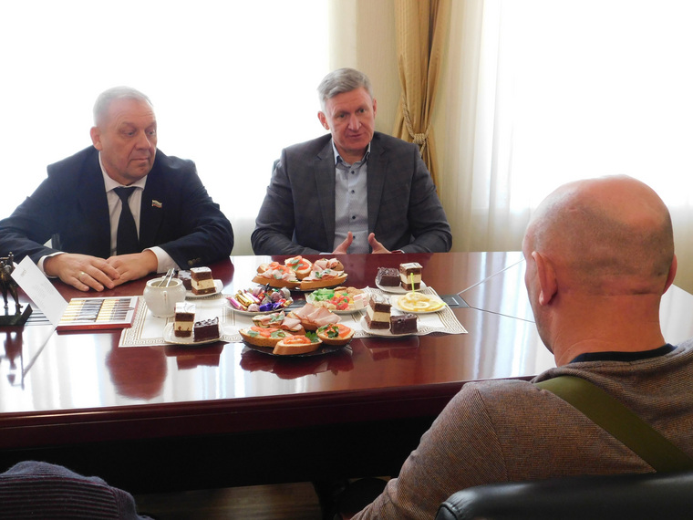 Председатель облдумы Дмитрий Фролов и депутат Олег Попов встретились с участником СВО