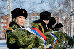 Митинг, посвященный Дню защитника Отечества. Сургут, кадеты, венок