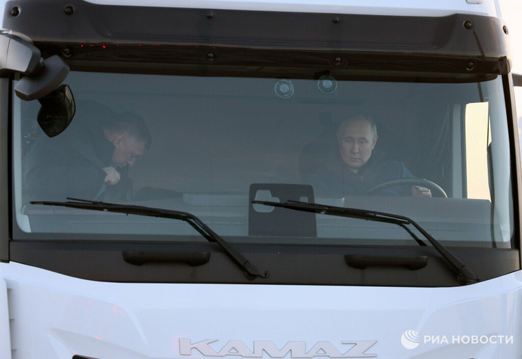 Vladimir Putin dorazil na jeden z úseků dálnice M-12 Vostok u Kazaně na Kamazu.