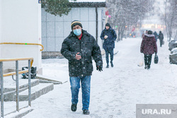 Спальные районы и жители города. Тюмень., снег, пешеходы, зима, прохожие, люди в масках, снег в городе, мужчина в маске