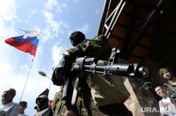 Попытка захвата резиденции Рината Ахметова. Донецк. Украина , автомат, военные, триколор, флаг россии, солдат