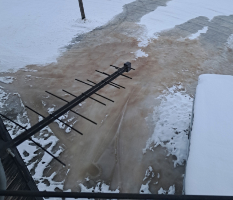 Канализационные воды текут вокруг деревянного дома в Лабытнанги