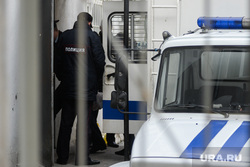 Мера пресечения для шести участников массовых беспорядков в Цыганском поселке. Екатеринбург, сизо, автозак, заключенные, конвой, арест, заключение, тюрьма, полиция