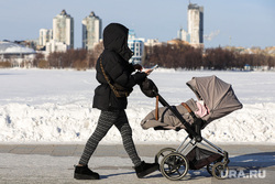 Городские зарисовки. Екатеринбург, коляска детская, мама с коляской