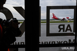 Самолет авиакомпании Red Wings в аэропорту Кольцово. Екатеринбург, аэропорт кольцово, ред вингс, аэропорты регионов, ssj100, суперджет, sukhoi superjet100, авиакомпания red wings