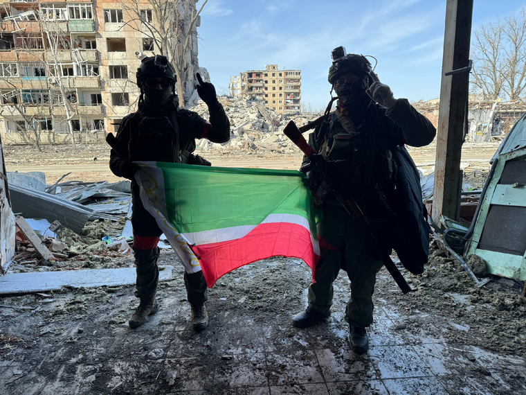 Курганский боец поднял чеченский флаг в Авдеевке