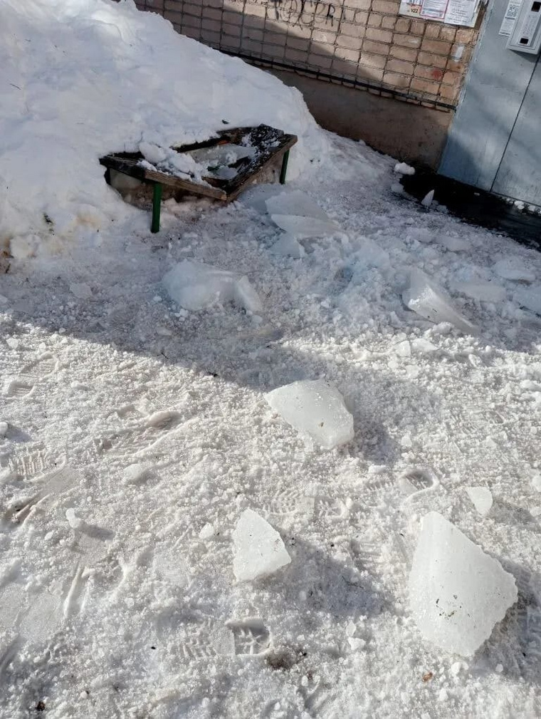 Глыба сломала соседнюю лавочку, когда женщина находилась у подъезда