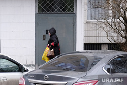 Повседневная жизнь. Москва, дверь, пенсионер, двор, домофон, подъезд, женщина