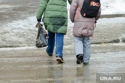 Оттепель в городе. Челябинск, пешеход, лужи, ноги, ручей, слякоть, грязь, оттепель, дорога, мокрый асфальт, потепление, весна, климат