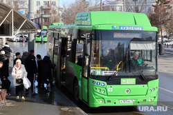 Город. Курган , остановка, автобус, общественный транспорт, пассажиры, кавз