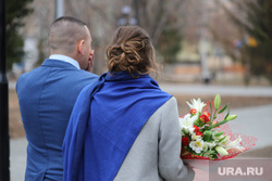 Город. Курган, молодожены, свадьба, цветы, молодая пара