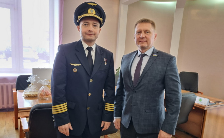 На встречу с пилотом Дамиром Юсуповом в Урае пришел и депутат думы ХМАО Денис Свиридов.