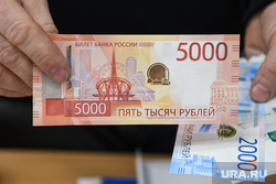 Процесс вакуумизации предметов для Капсулы времени. Екатеринбург, рубль, купюра, пять тысяч, стела европа азия, деньги, рубли, купюры, бумажные деньги, национальная валюта, купюра5000, новые пять тысяч рублей, пять тысяч рублей