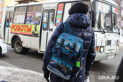 Виды города. Курган, автобусная остановка, подросток, автобус, ученик, паз, школьники