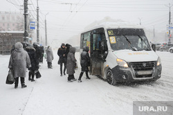 Пурга. Челябинск, пешеход, снегопад, зима, буран, метель, вьюга, пурга, остановка общественного транспорта, пассажиры, маршрутка