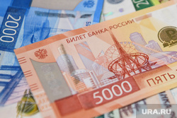 Процесс вакуумизации предметов для Капсулы времени. Екатеринбург, рубль, купюра, пять тысяч, стела европа азия, деньги, рубли, купюры, бумажные деньги, национальная валюта, купюра5000, новые пять тысяч рублей, пять тысяч рублей