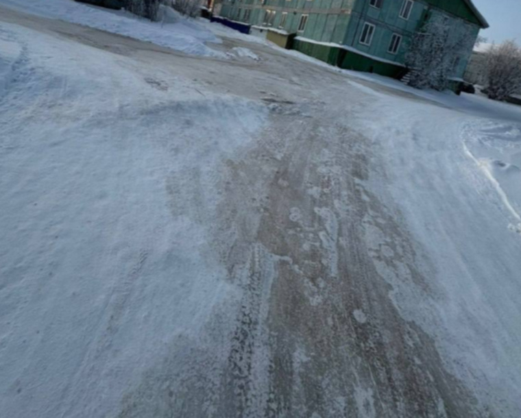 В жилой двор Салехарда вытекает канализация