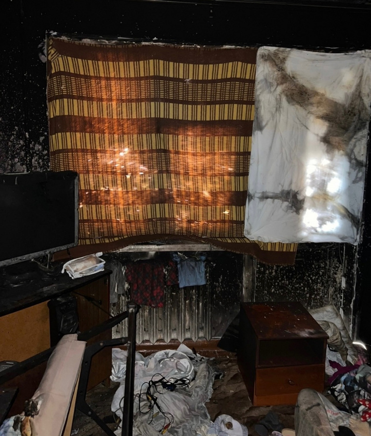 На фото видно, что огонь практически уничтожил мебель, а стены и потолок в копоти от дыма