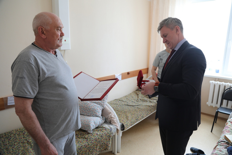 Председатель облдумы Дмитрий Фролов вручил Почетную грамоту