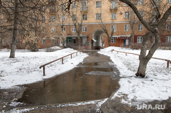 Виды города. Пермь, тает снег, лужи в городе, дворы перми