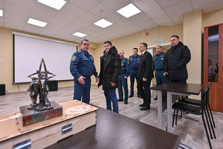Вместе с Артюхов здание осмотрел глава окружного Управления МЧС Олег Гилев