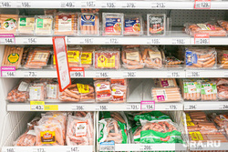 Продукты, овощи и фрукты. Тюмень, торговля, сосиски, упаковка, мясные продукты, сардельки, магазин, витрина, прилавок, выкладка товара, мясные полуфабрикаты, раскладка продуктов