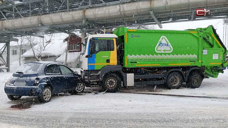 В ДТП с мусоровозом пострадала югорчанка