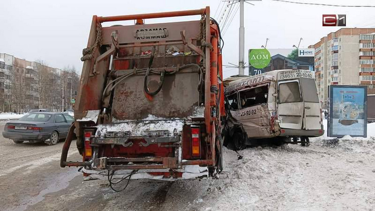 Мусоровоз врезался в маршрутку