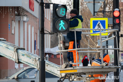 Наблюдаем за городом. Пермь, пешеходный переход, люлька, город, рабочий, ремонт светофора, цбдд пермского края