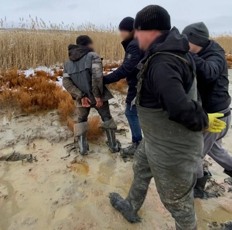 В Курганской области задержали мужчин за незаконную добычу артемии на озере Медвежье