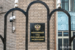 Помывка памятника Юрию Гагарину на Октябрьской площади. Москва, верховный суд рф
