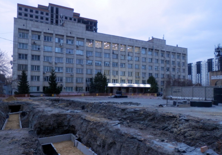 Долгострой расположен вблизи здания Росреестра Челябинской области, его готовность составляет 50%