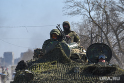 Ситуация в осажденном Мариуполе. Украина, старушки, бабушки, бмп, армия, военные, техника, украина, мариуполь, солдат, народная милиция, комендатура, вс рф