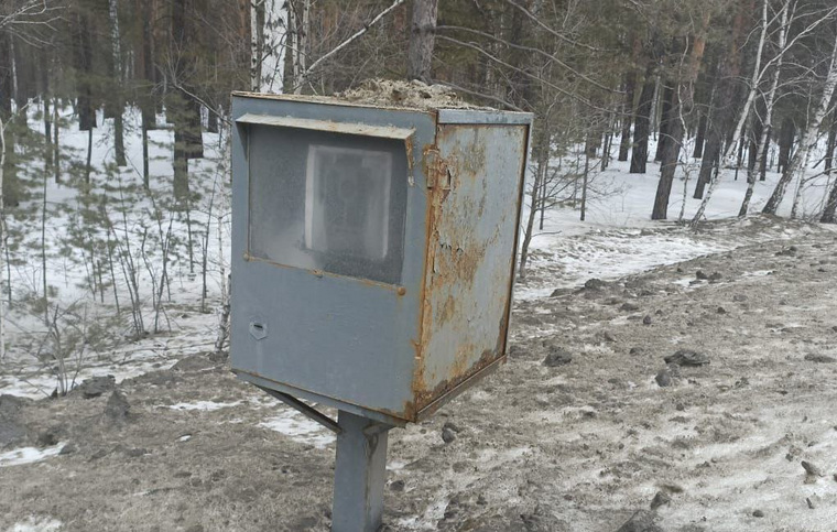 В дорожных боксах на курганской трассе помещены коробки с наклеенными изображениями