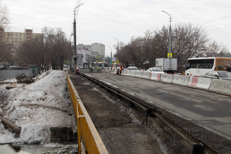Мост через реку Черная на Карбышева в неудовлетворительном состоянии