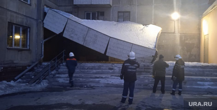 Обрушение козырька в доме на Салютной в Челябинске
