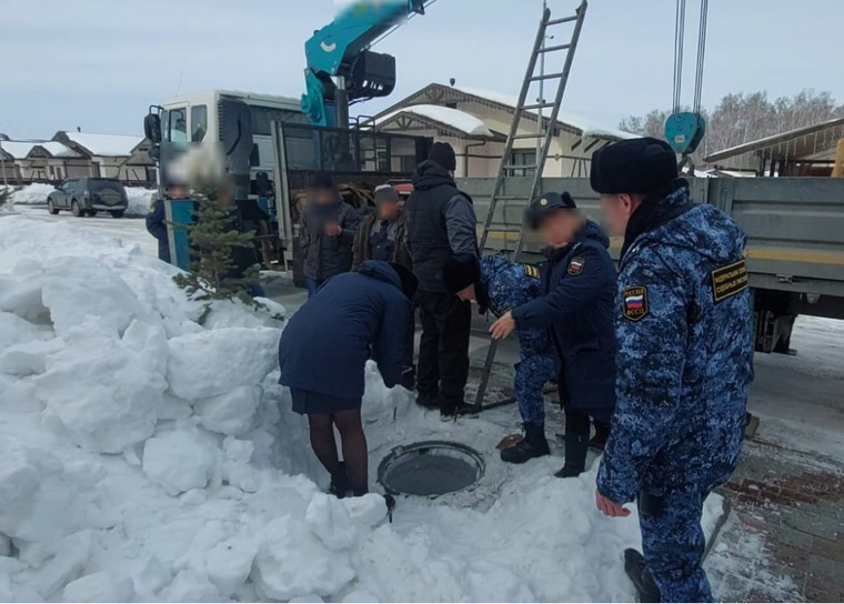 Приставы помогли семье восстановить водоснабжение в доме