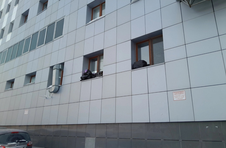 В ресторане Салехарда продукты, упакованные в черные пакеты, хранят на улице