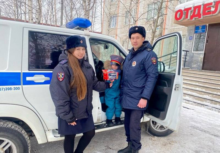 В Сургуте полицейские прокатили 5-летнего именинника на «Патриоте» и подарили ему игрушечную копию автомобиля