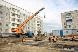 Закладка хореографической школы на ЖД. Сургут, автокран, фундамент, рабочие, стройка