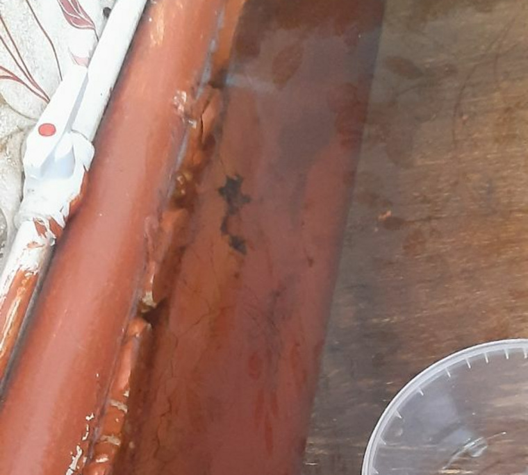 Полы в аварийном доме заливает водой, Лабытнанги