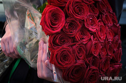 Прибытие Валерия Гергиева в Екатеринбург, роза, подарок, букет, торжественный прием, алая роза, презент, цветы, праздник