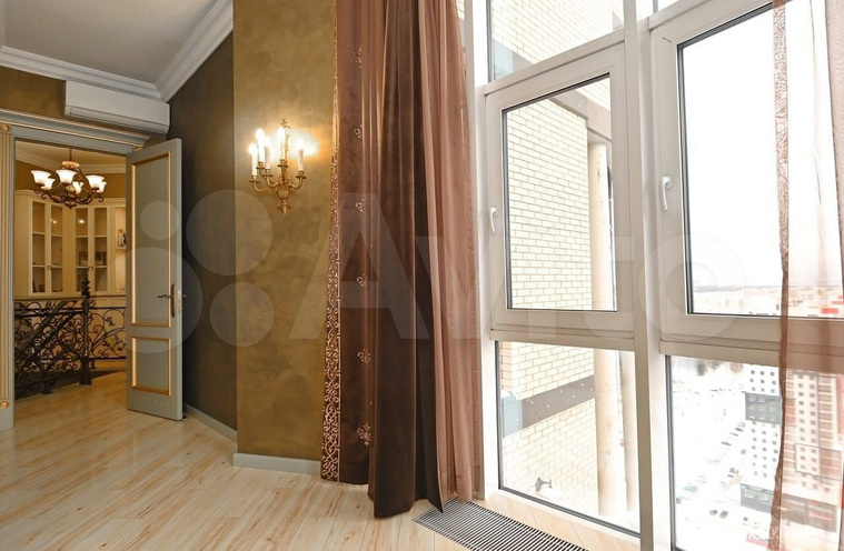 Квартира декорирована лепниной и позолотой